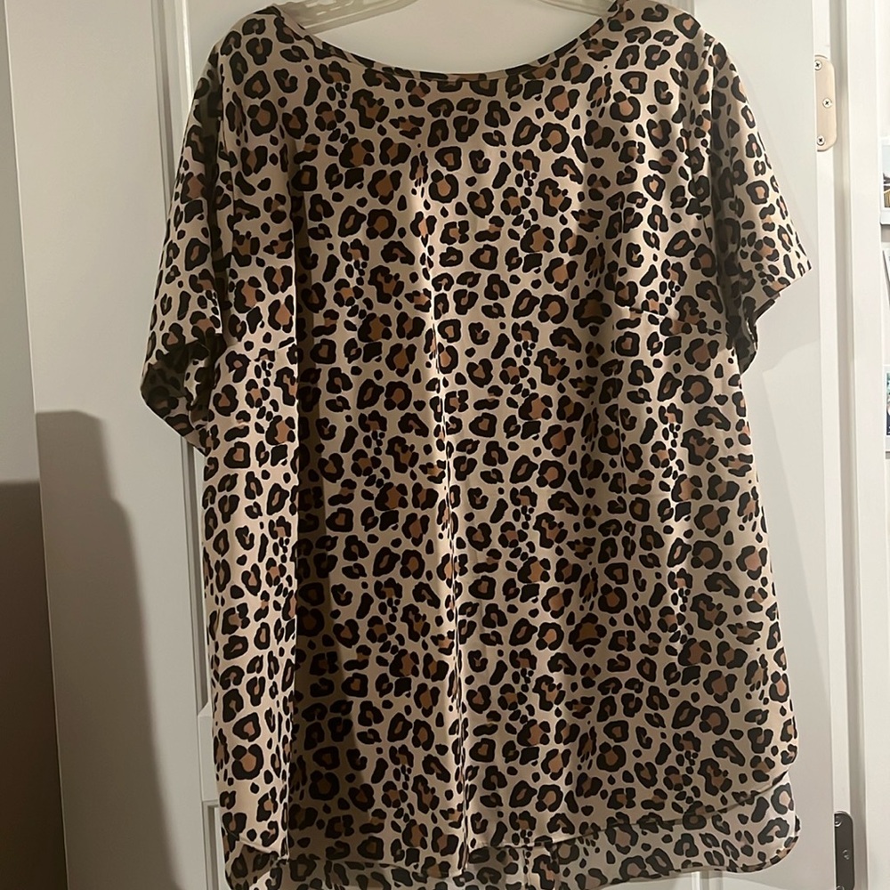 Ava & Vic cute top. The buttons go down the back of the top